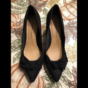 Woman’s size 8 Black 2.5” kitten heel shoes.